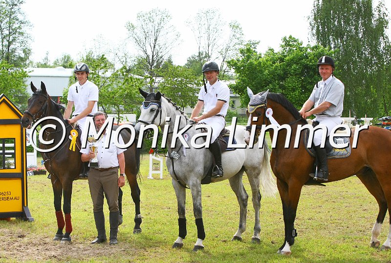 Springen_M_Sonnefeld_von Monika Limmer.jpg - Turnier Sonnefeld Bieberbach am 20.05.2012die 3 platzierten vom M Springen.Foto Monika Limmer